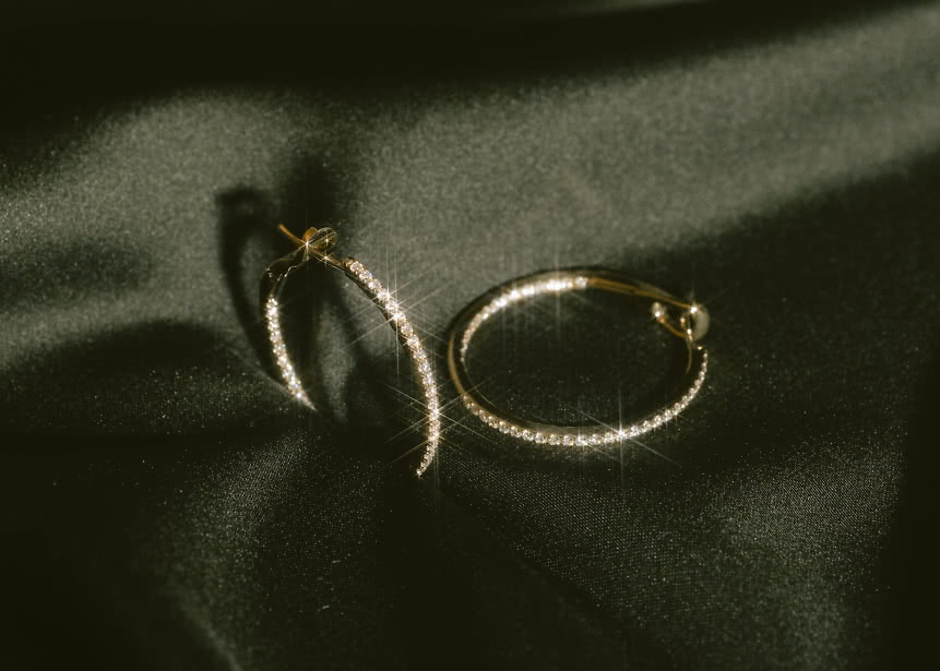 Round hoop earrings in 18K gold with lab-grown diamonds